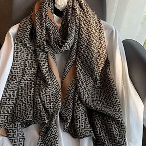 Chic Geometric Black and Tan Scarf